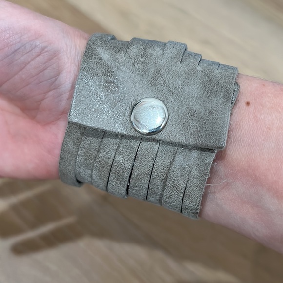 Leather cuff with carnelian stone, silver bird and pomegranate one of a kind - Picture 2 of 3